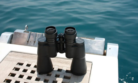 binoculares marinos en un barco